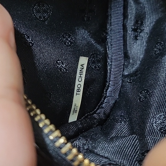 Tory Burch Black patent leather cosmetic pouch with zip - Picture 10 of 11